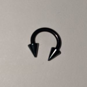 Small horseshoe ring w/ spike ends